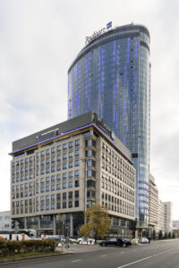 Фасадная вывеска и крышная установка для гостиничного комплекса Radisson