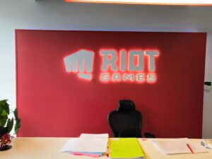 Интерьерные вывески для офиса RIOT GAMES