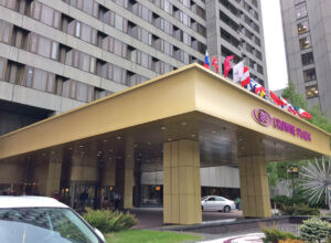 Премиальная фасадная вывеска для отеля Crowne Plaza