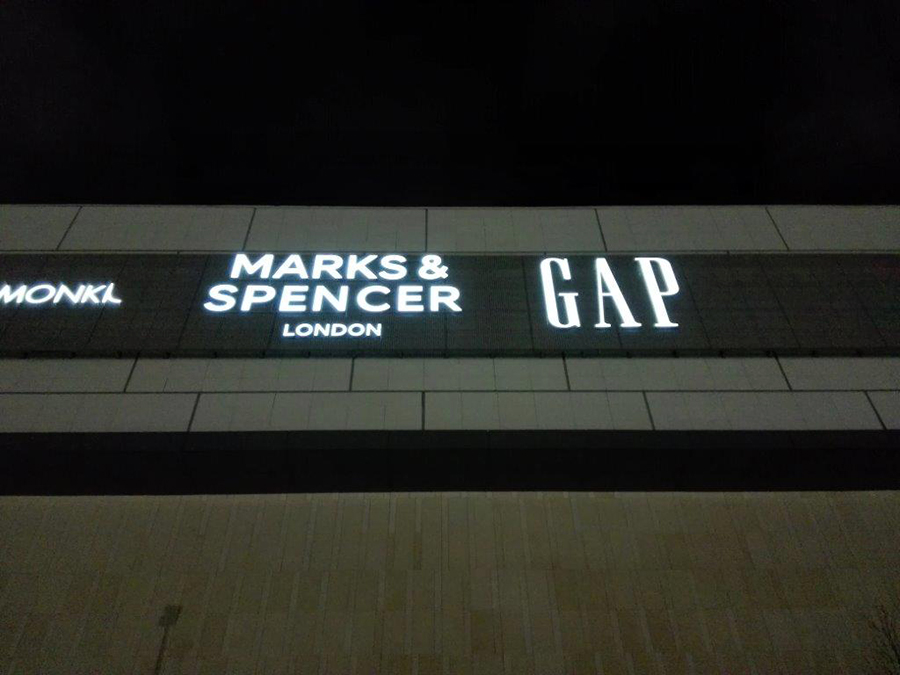 Вывески Marks & Spencer и GAP